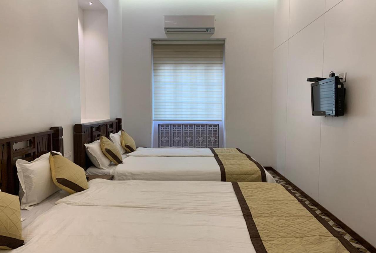 Carlton - Behind Taj Mahal Palace Colaba Hotel