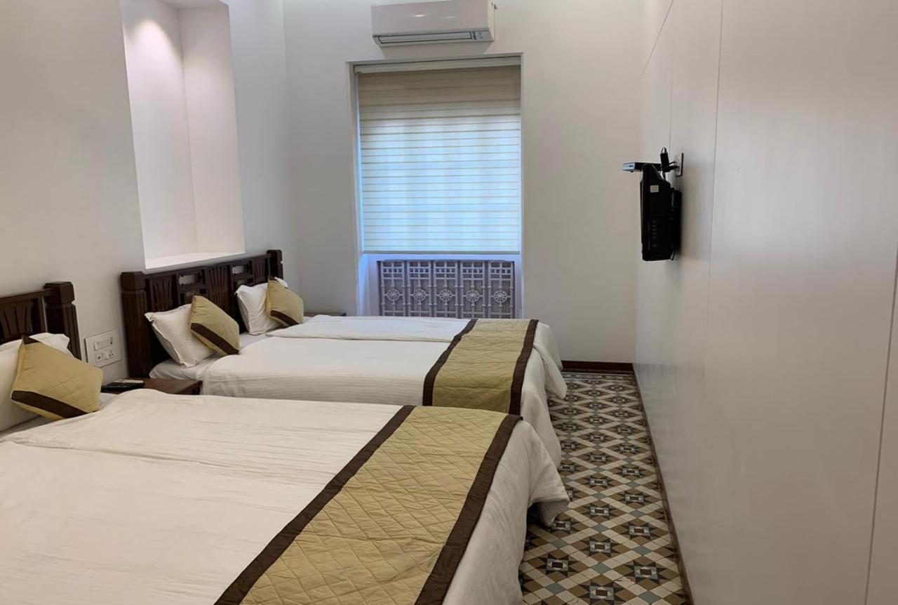 Hotel Carlton - Behind Taj Mahal Palace Colaba