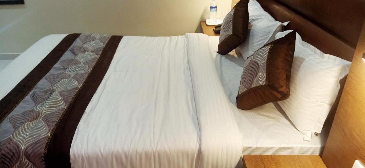 Crystal Luxury Inn- Bandra 3*