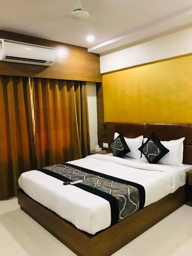 Crystal Luxury Inn- Bandra 3*