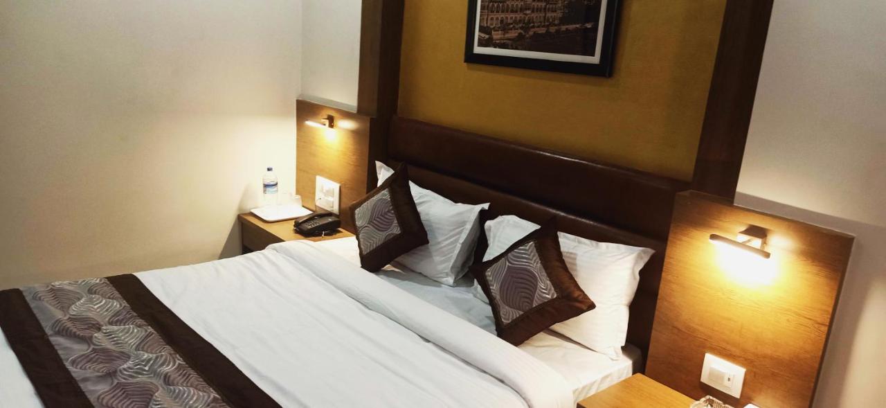 Crystal Luxury Inn- Bandra Hotel