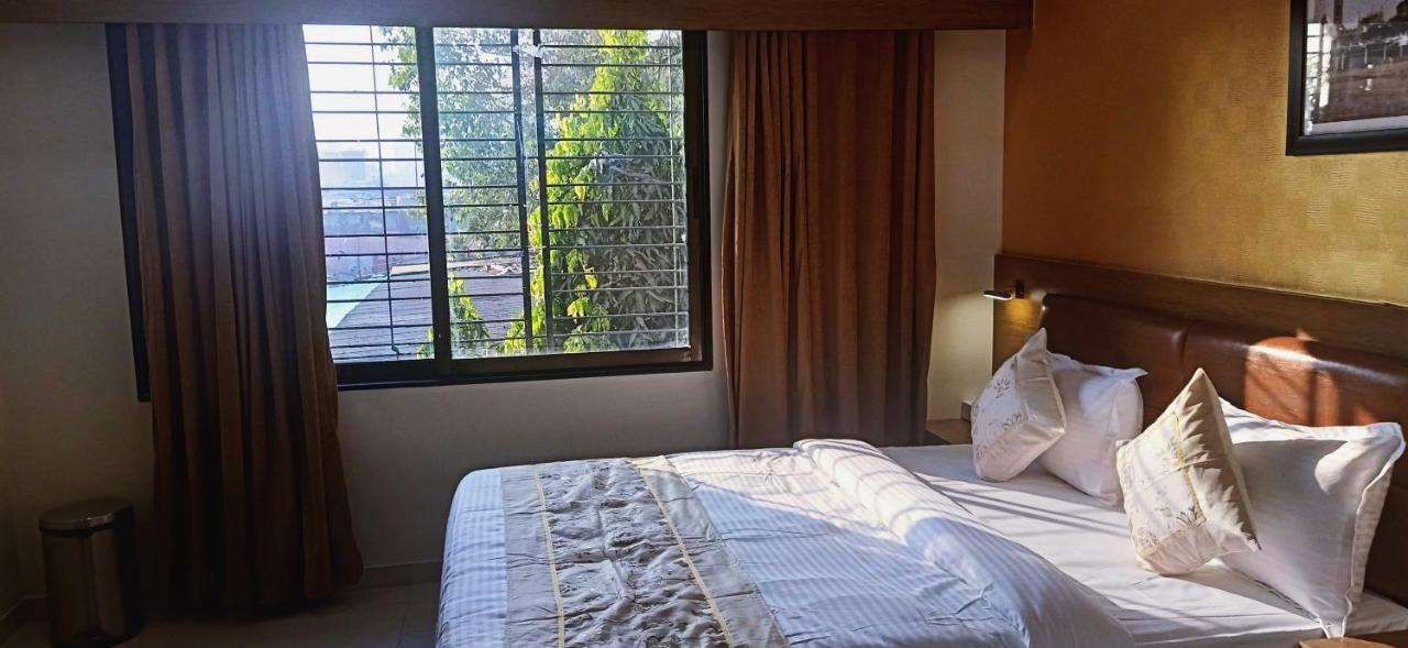 Crystal Luxury Inn- Bandra