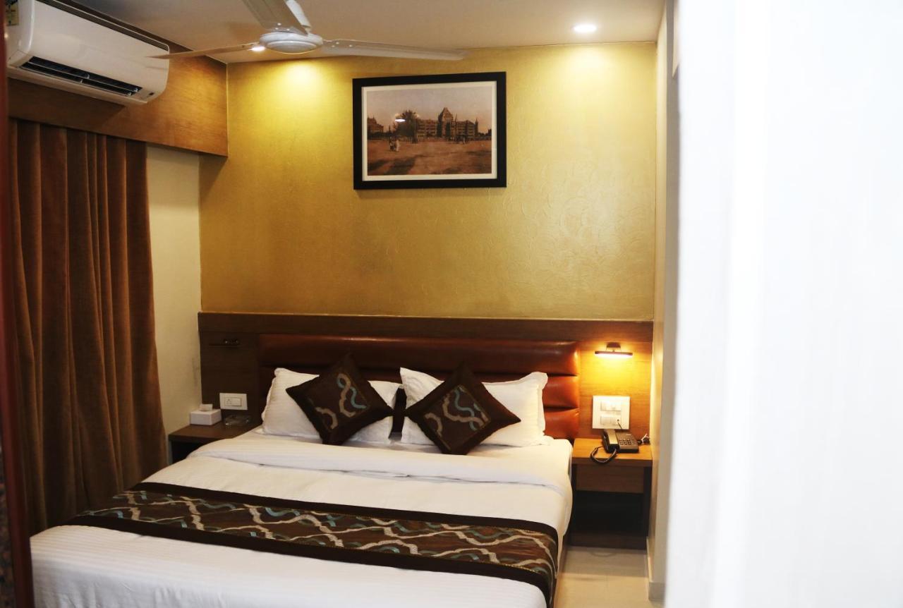 Crystal Luxury Inn- Bandra 3*