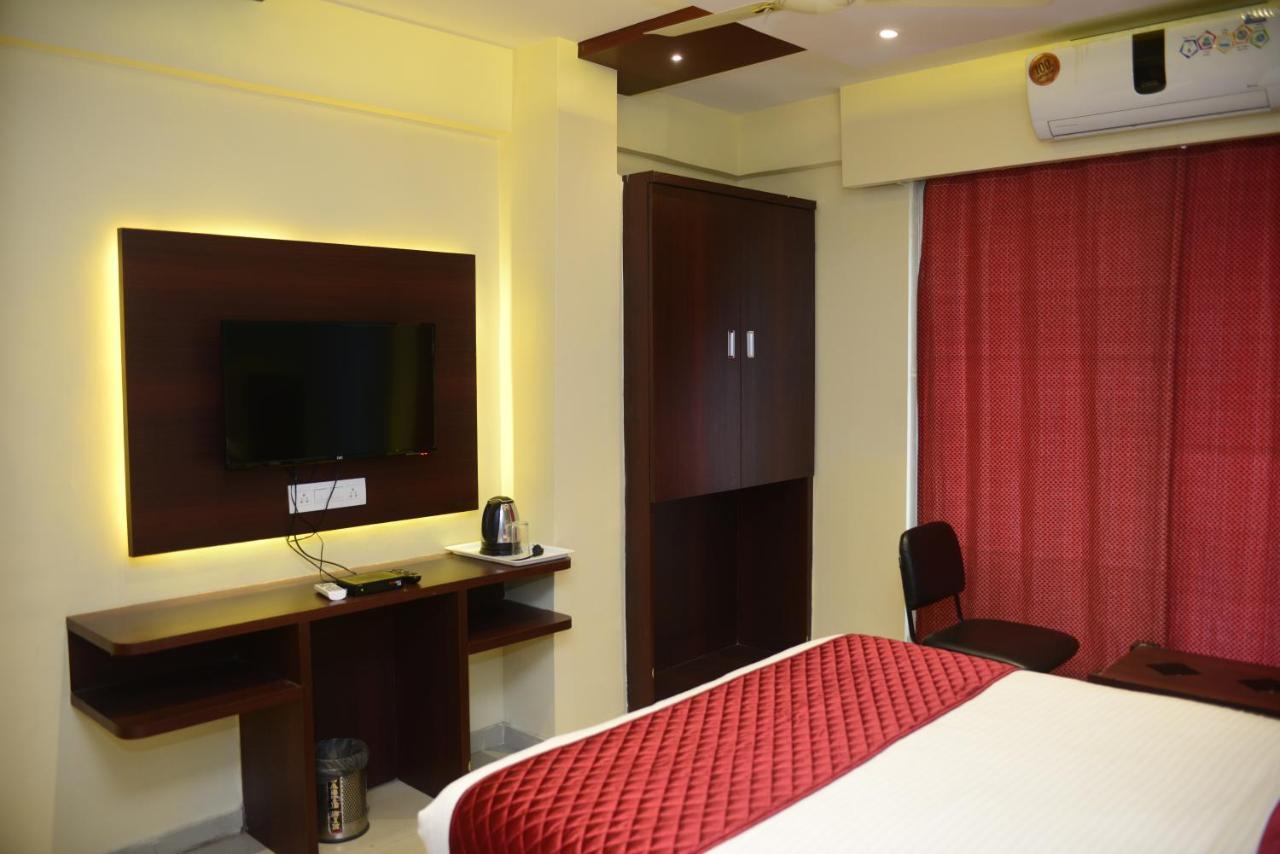 Malad Opposite Malad Railway Station 3*