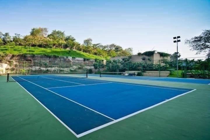 Bed & Breakfast Fully Furnished In Oberoi Splendor In Andheri