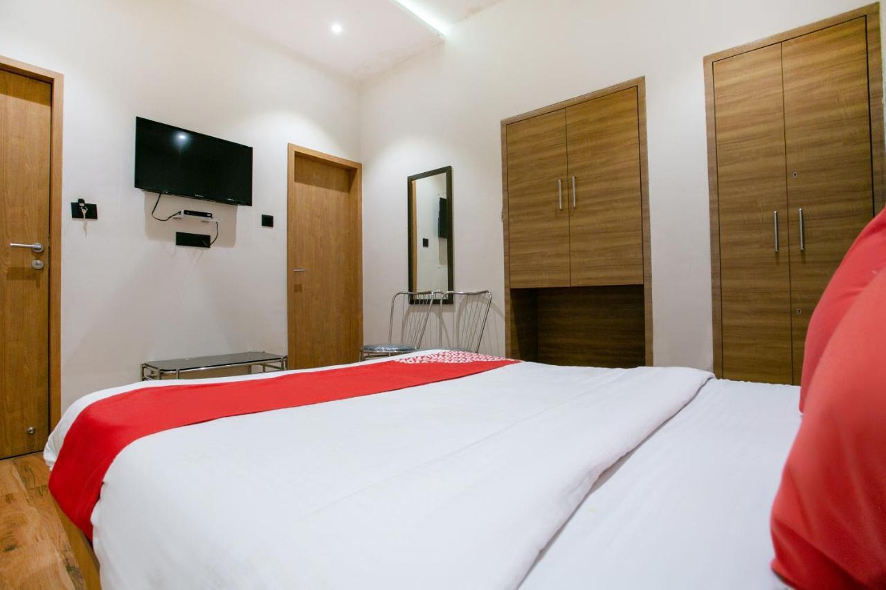 Oyo 72216 Blue Orchid Mumbai