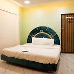 Hotel Ganesh, Near Kokilaben Dhirubhai Ambani Hospital