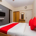 Oyo 12082 Om Apartment