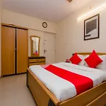 Oyo 12082 Om Apartment