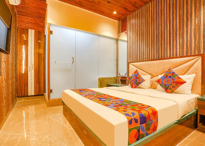 Fabexpress Versova Residency - Nr Kokilaben Hospital