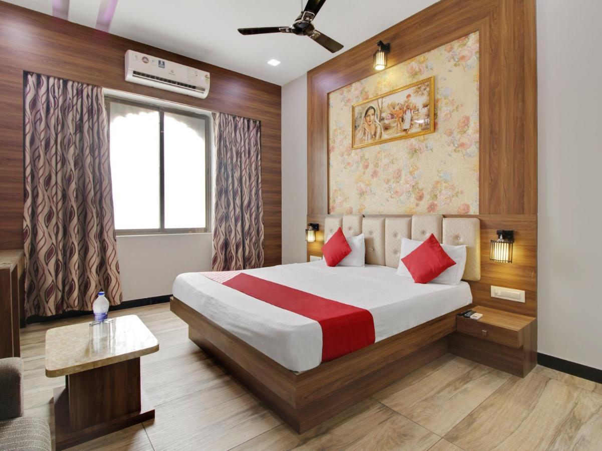 Oyo 74865 Neelkamal 3* Mumbai