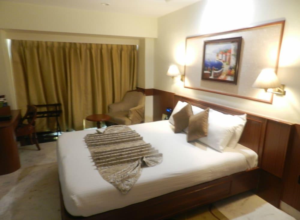 Hotel Regenta Place The Emerald 4*