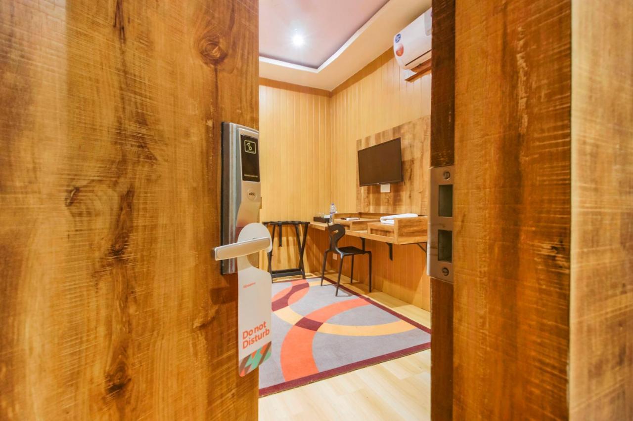 Hotel Fabexpress West Mumbai