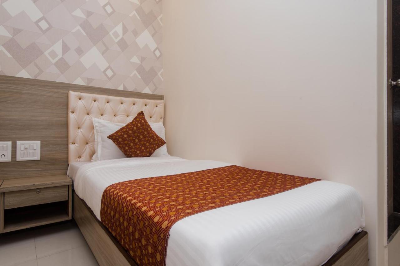 Oyo 14056 Golden Arch Hotel 3*