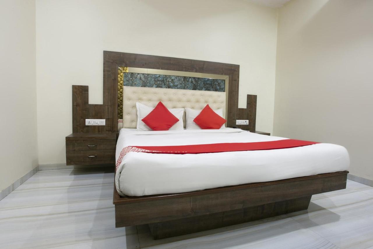 Oyo Flagship 76107 Royce Executive Hotel 3*