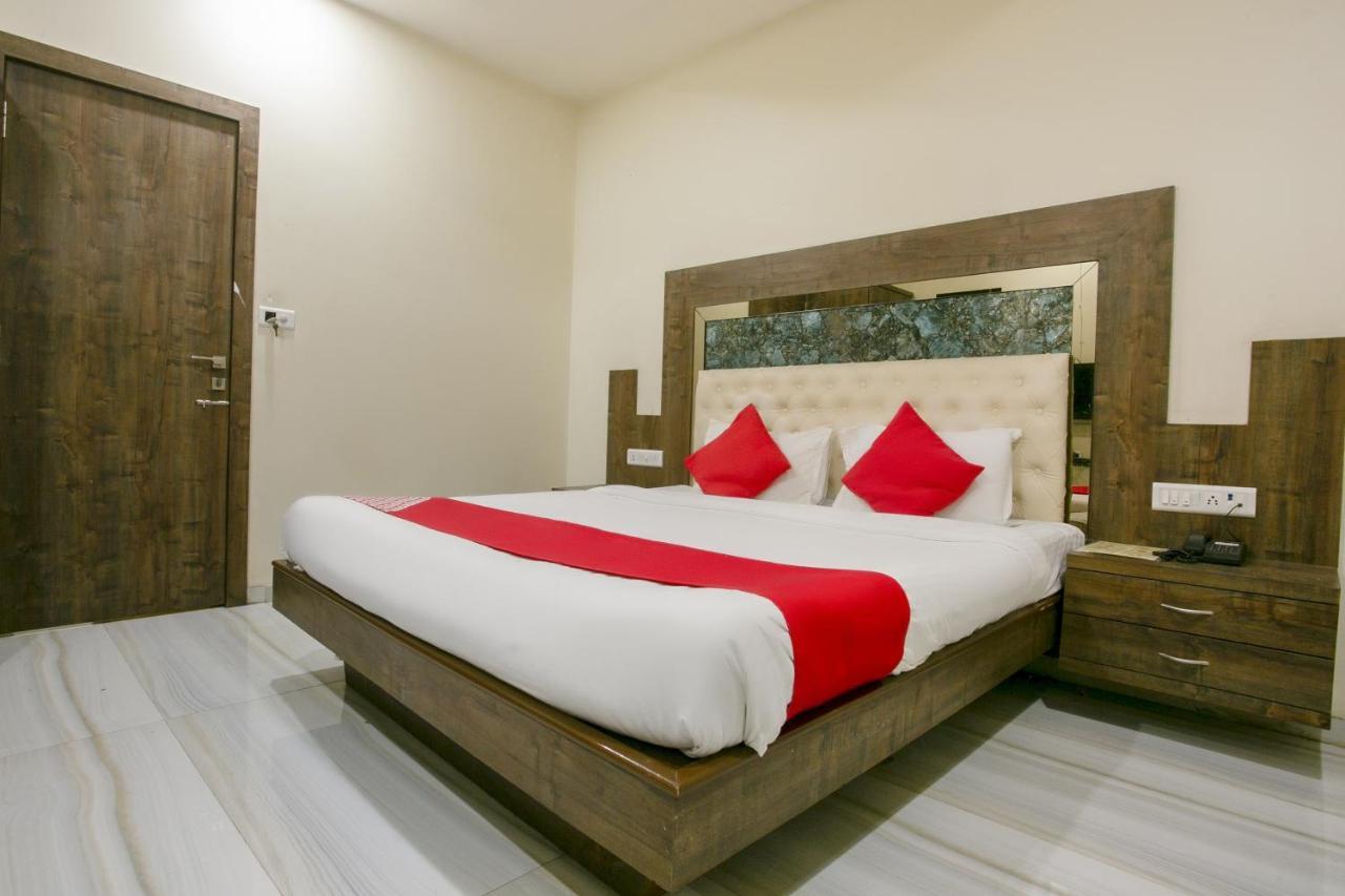 Oyo Flagship 76107 Royce Executive Hotel 3*