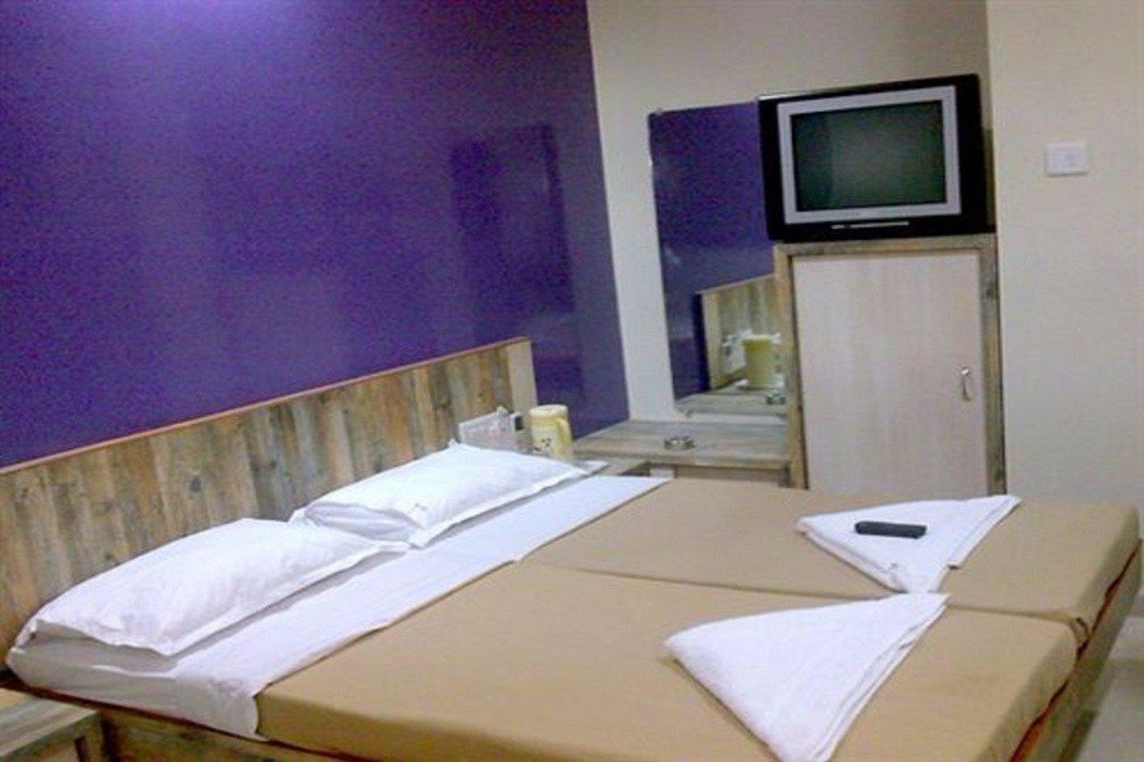 Fabhotel Galaxy *