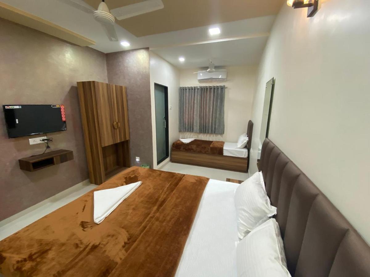 Divine Hotel *