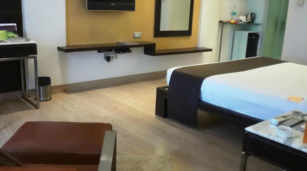 Mirage Hotel, International Airport 4*