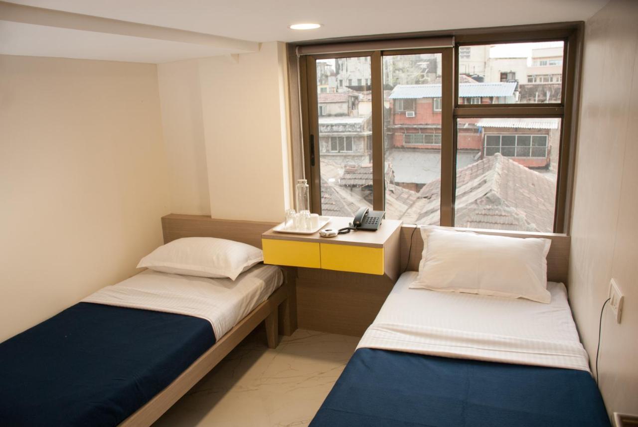 City Hotel *