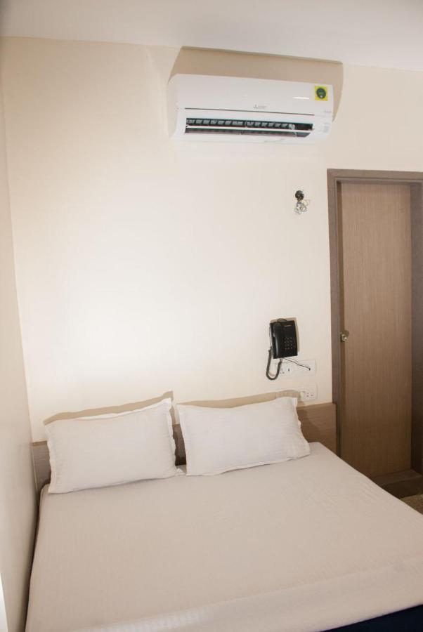 City Hotel *