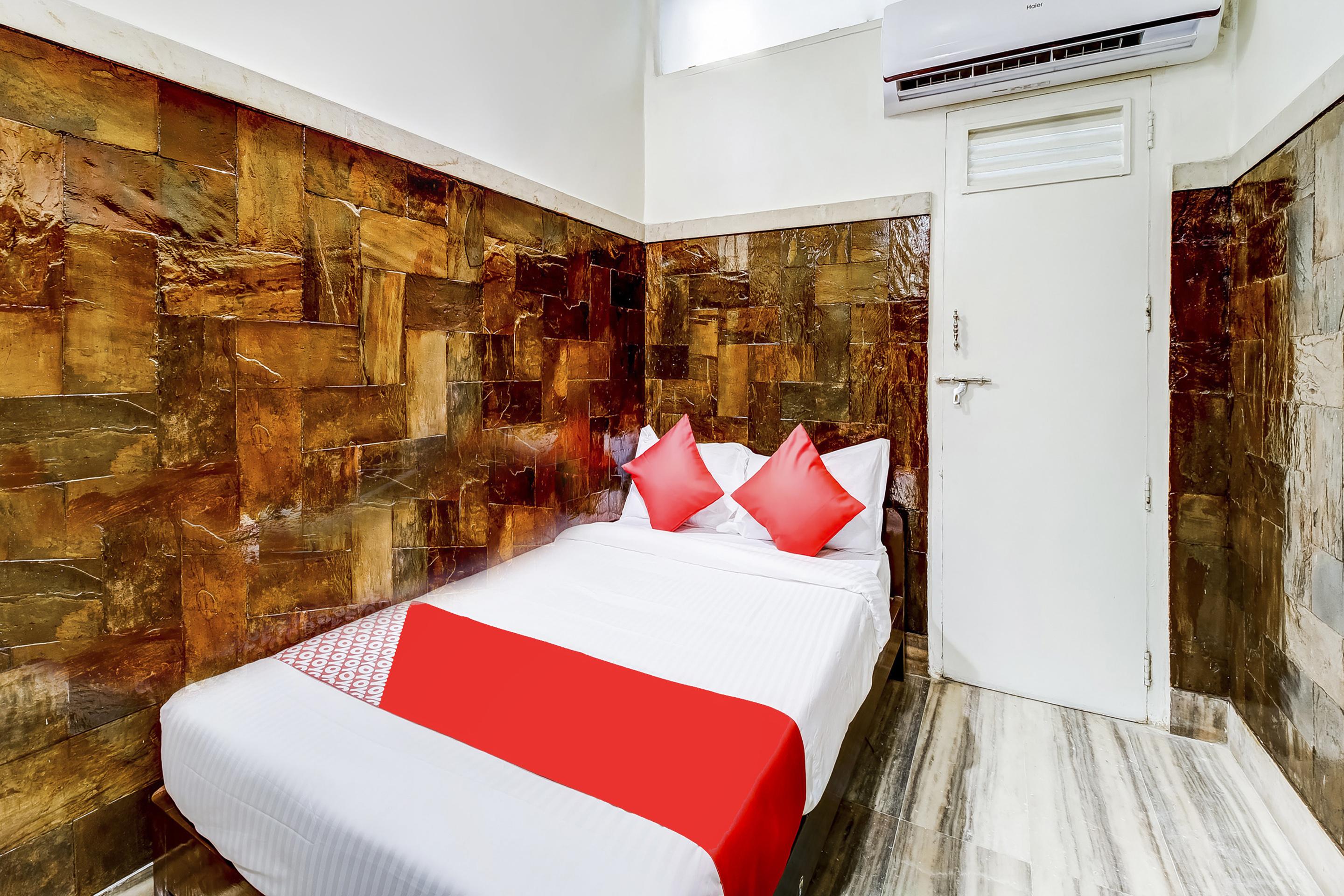 Super Oyo Dreamland Hotel