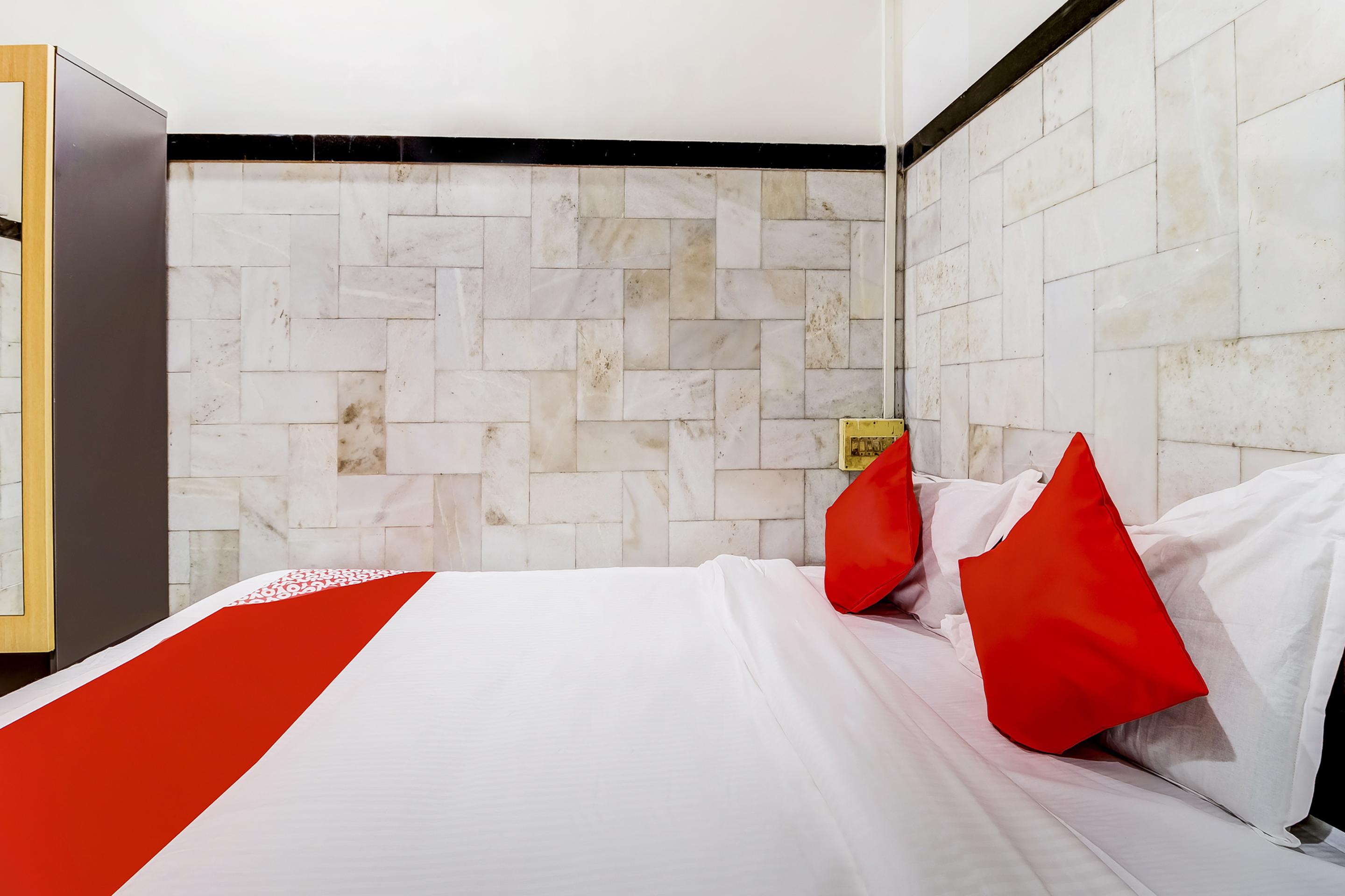 Super Oyo Dreamland Hotel