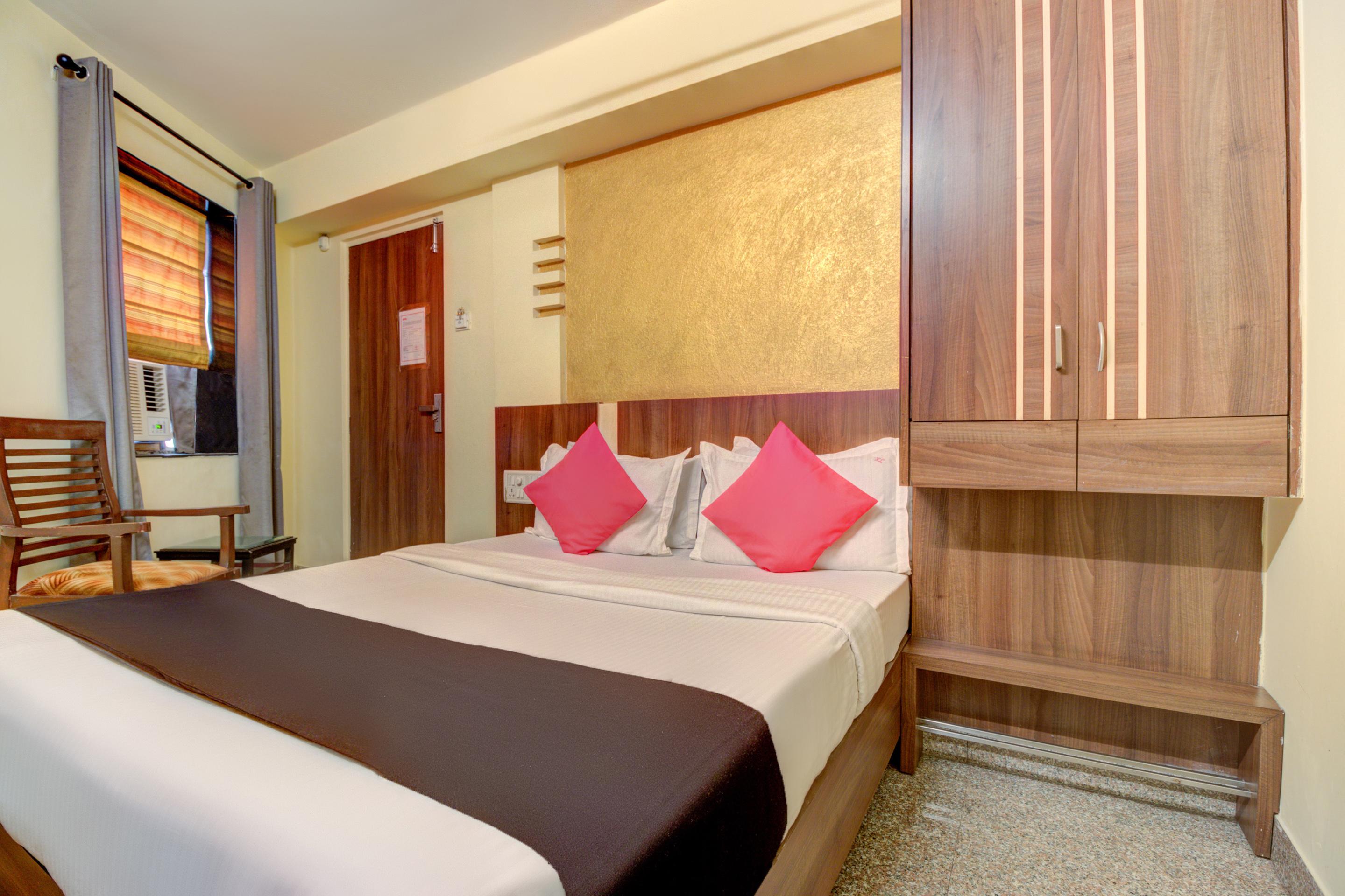 Oyo 8850 J K Regency Hotel
