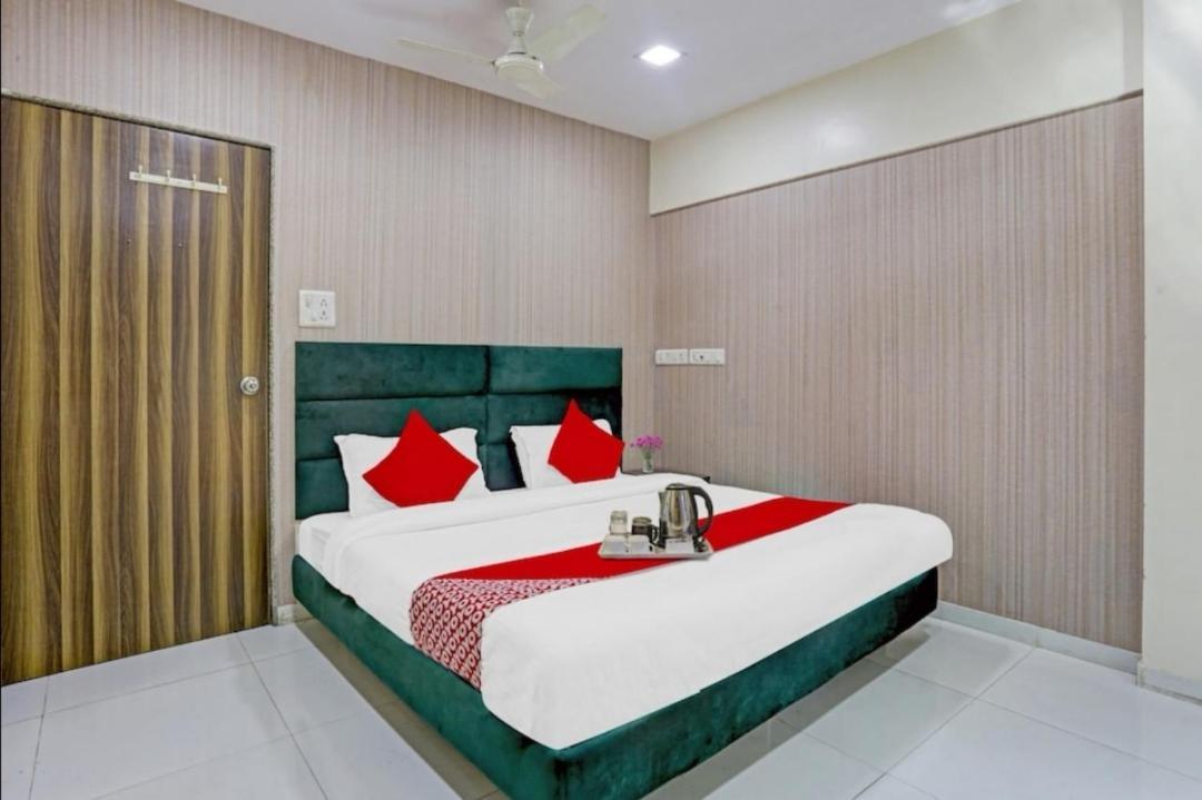 Ganesh, Near Kokilaben Dhirubhai Ambani Hospital Guest house *