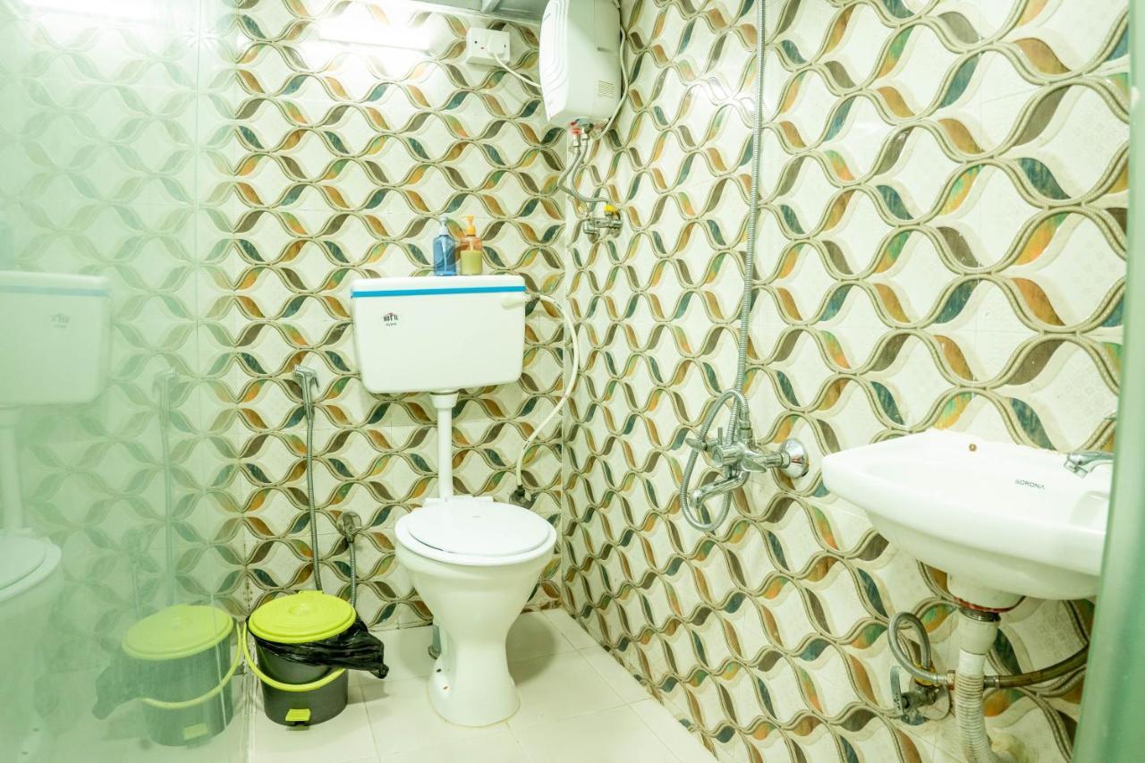 Guest house Ganesh, Near Kokilaben Dhirubhai Ambani Hospital Mumbai
