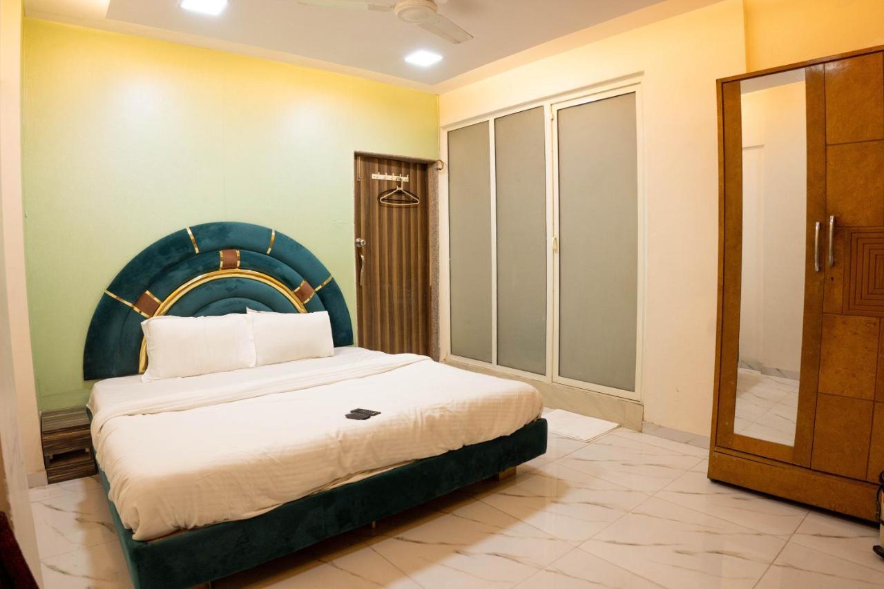 Guest house Ganesh, Near Kokilaben Dhirubhai Ambani Hospital Mumbai