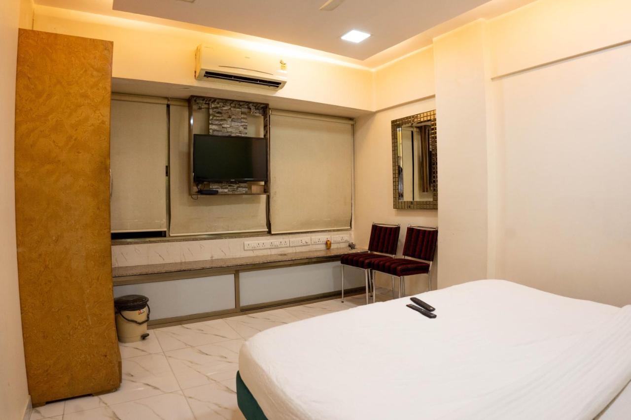 Guest house Ganesh, Near Kokilaben Dhirubhai Ambani Hospital Mumbai