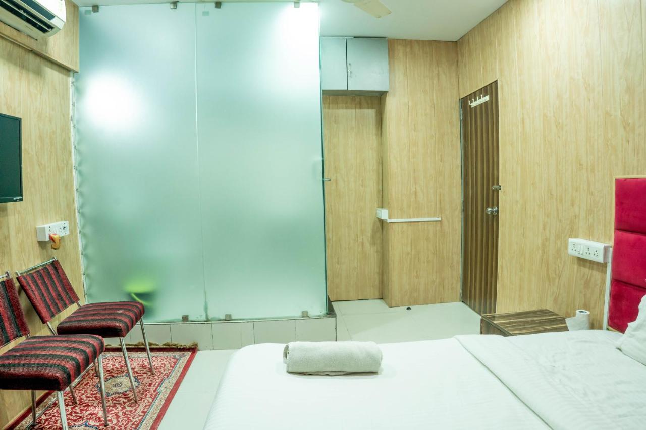 Guest house Ganesh, Near Kokilaben Dhirubhai Ambani Hospital Mumbai