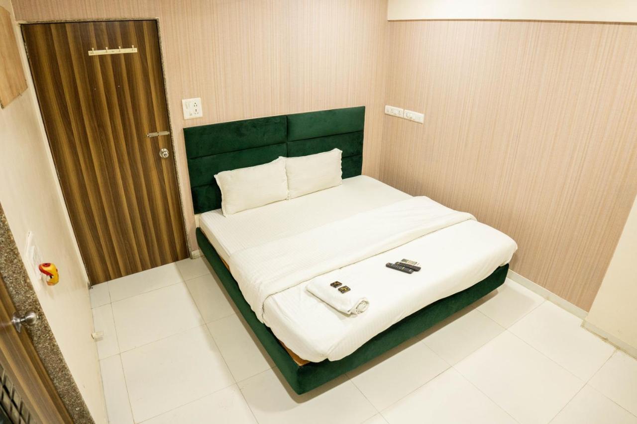 Guest house Ganesh, Near Kokilaben Dhirubhai Ambani Hospital Mumbai