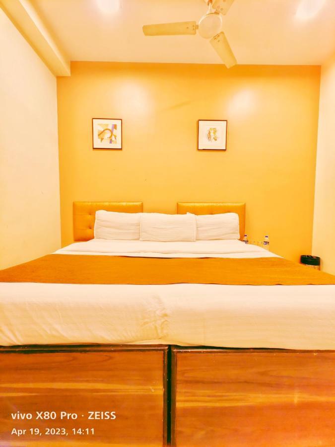 Amfahh - Andheri West Railway Station Hotel
