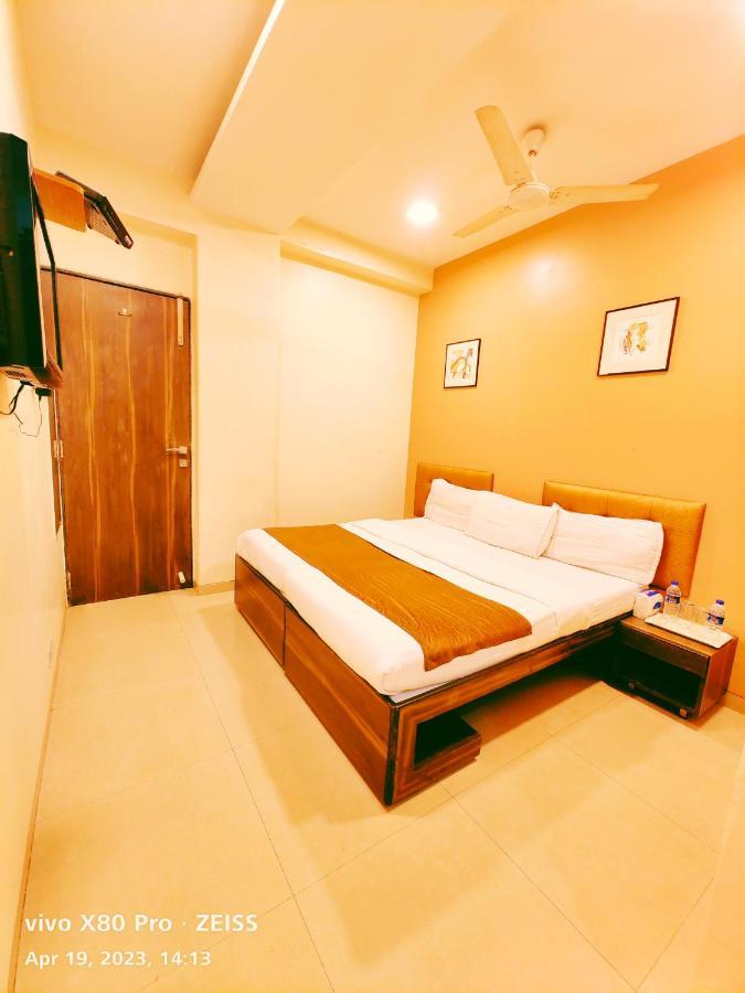 Amfahh - Andheri West Railway Station Hotel