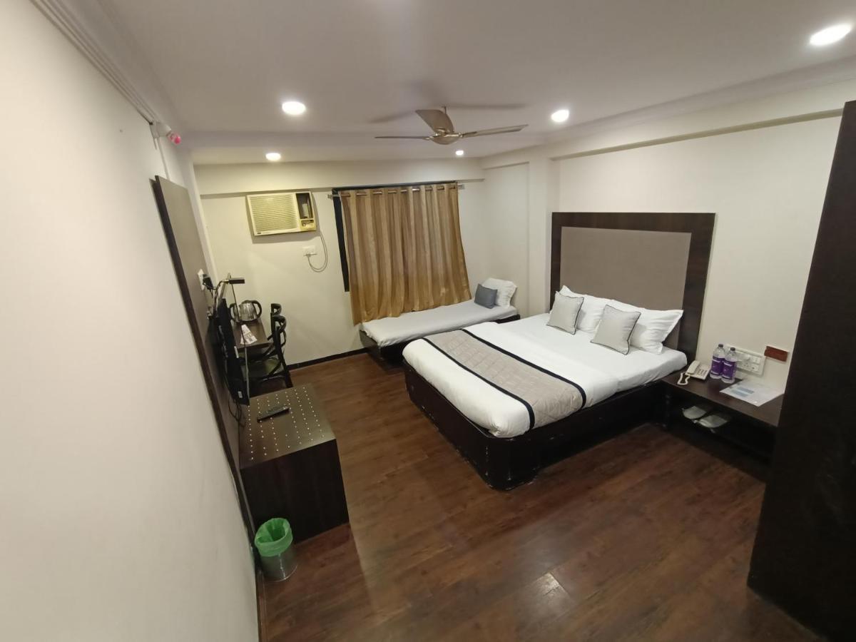 Highway Andheri East Hotel 3*