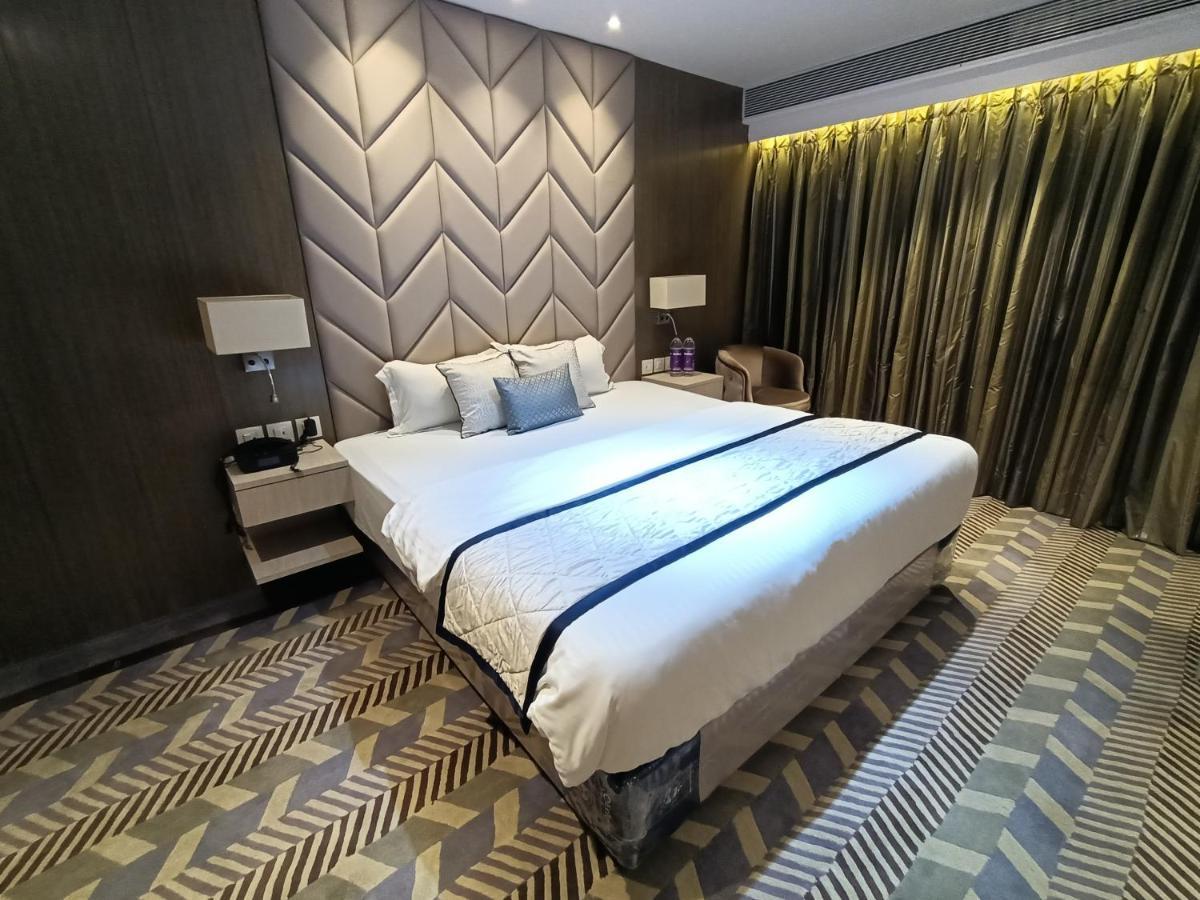 Highway Andheri East Hotel