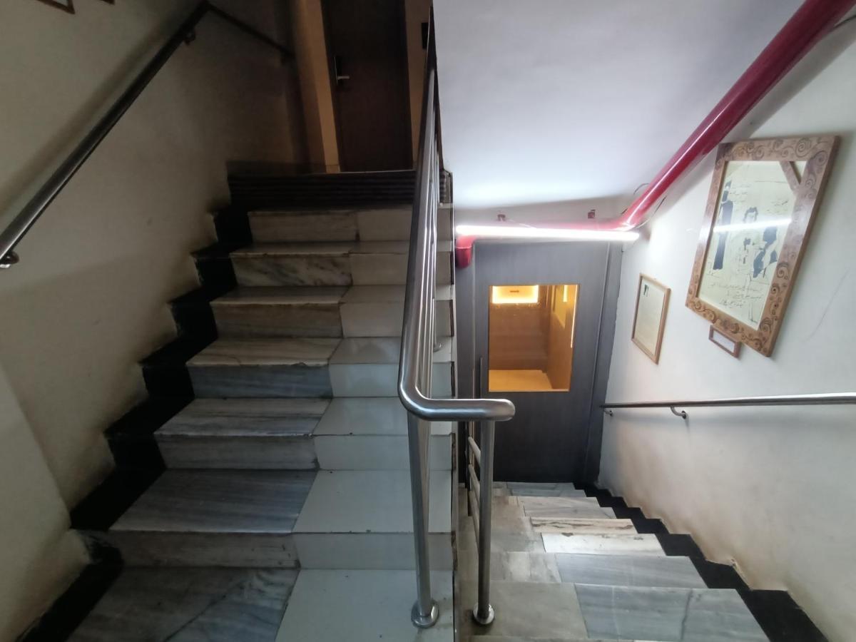 Highway Andheri East Hotel 3*
