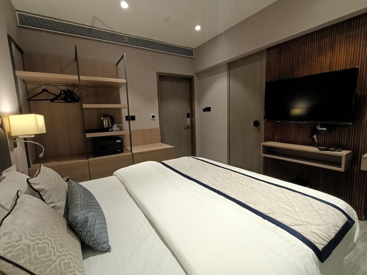 Highway Andheri East Hotel 3*