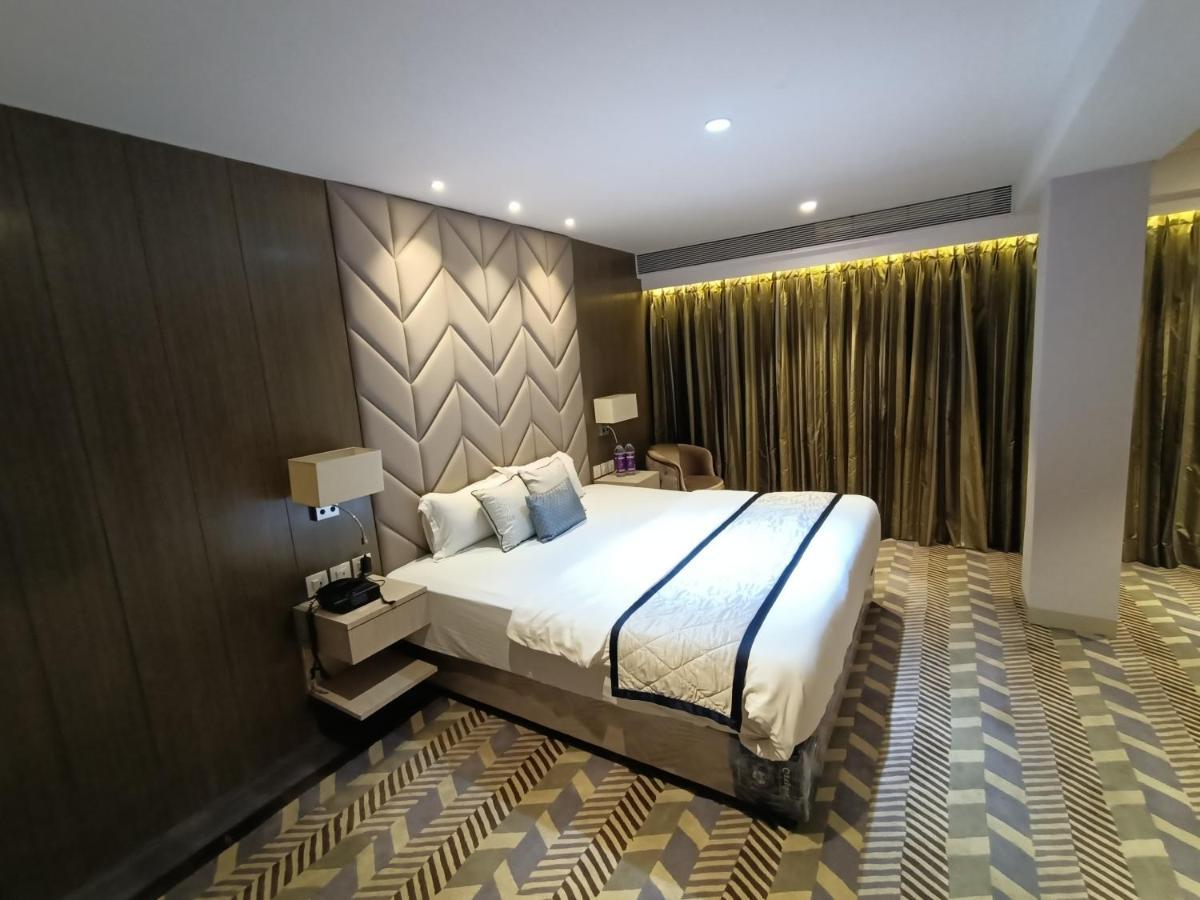 Highway Andheri East Hotel 3*