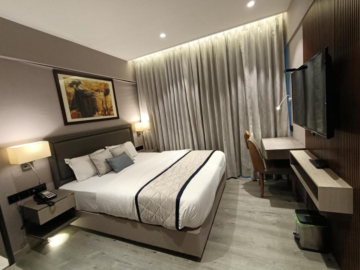 Highway Andheri East Hotel 3*