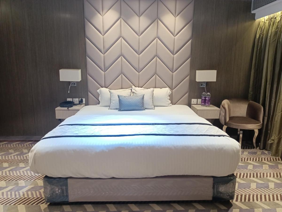 Highway Andheri East Hotel 3*