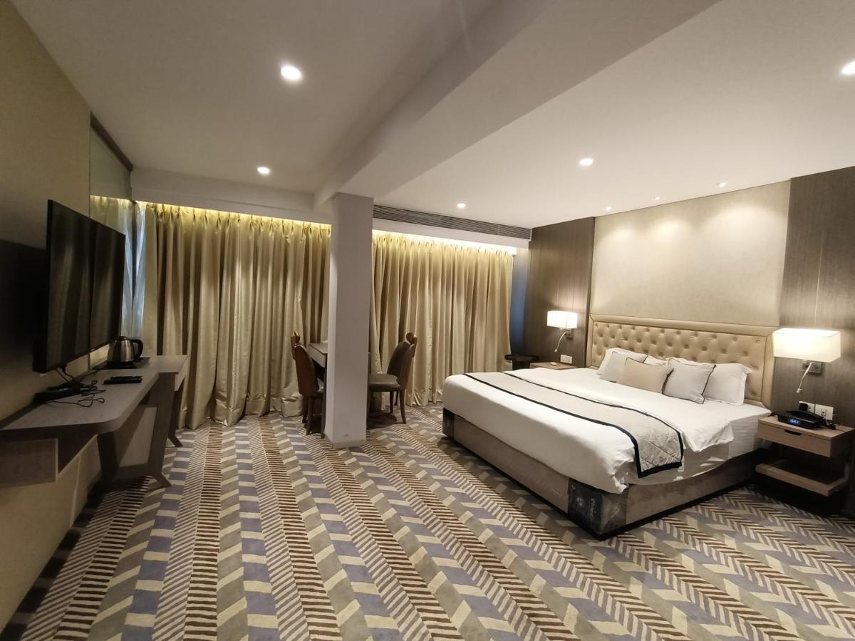 Highway Andheri East Hotel 3*