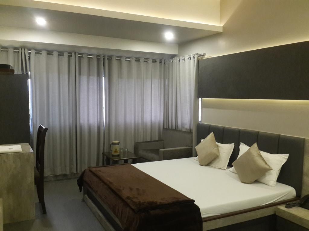 Oasis Hotel *