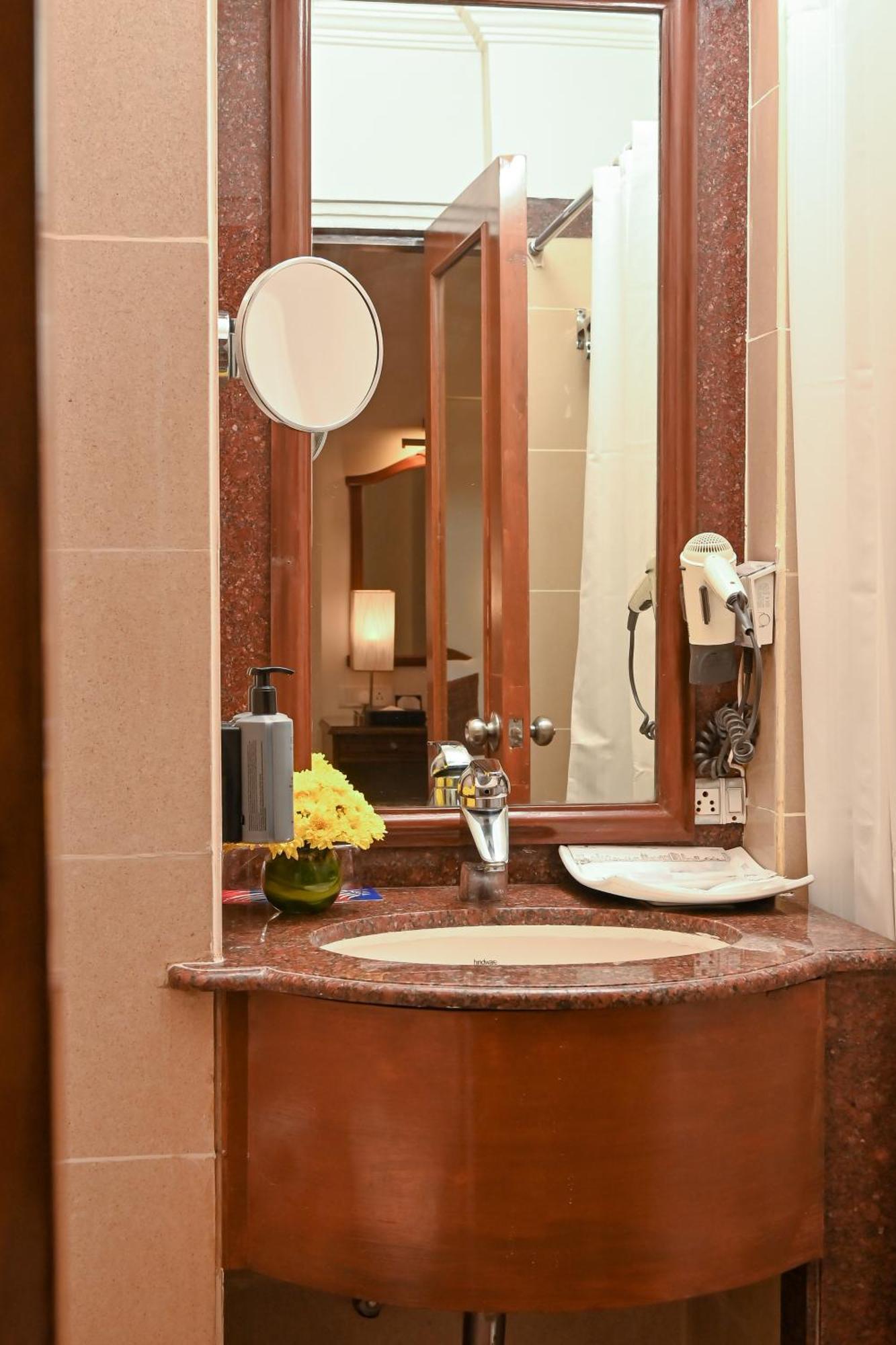 Hotel Fariyas , Colaba Mumbai