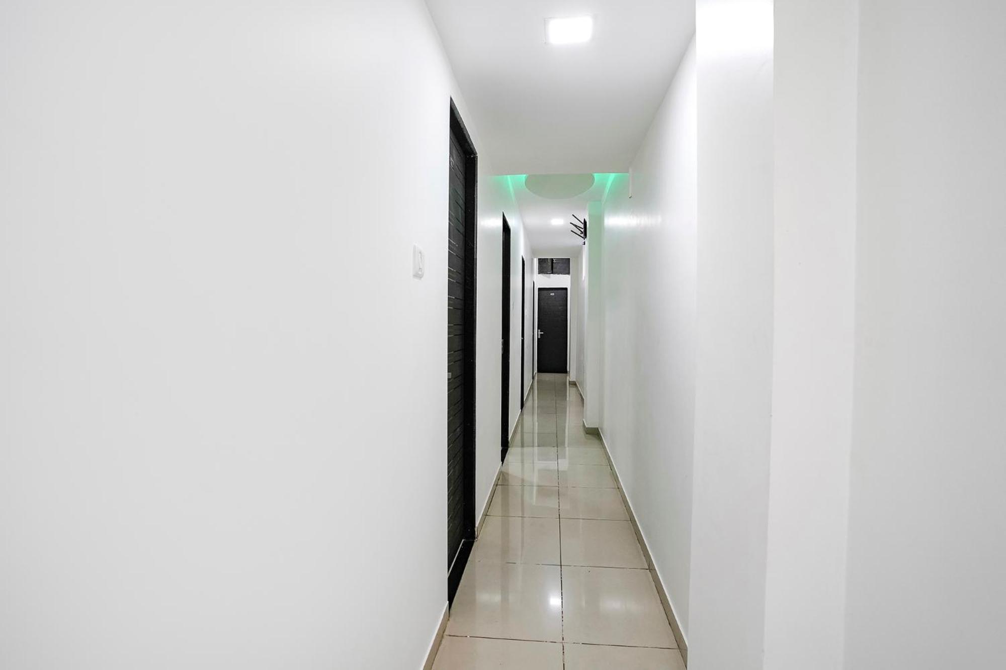 Fabexpress Park Residency - Nr International Airport 3*