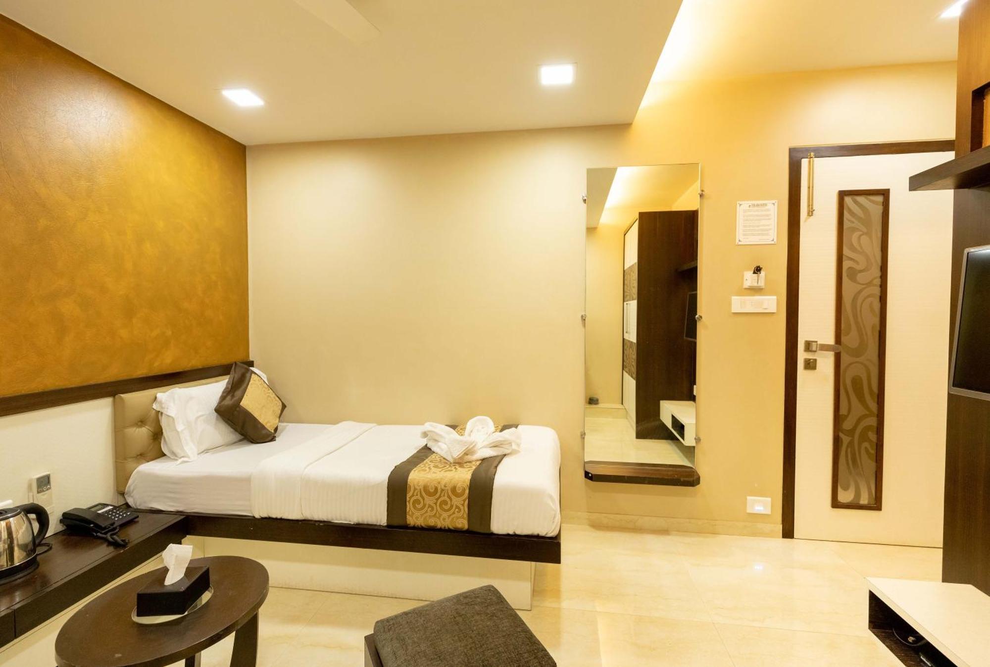 The Majlis - Colaba 3*