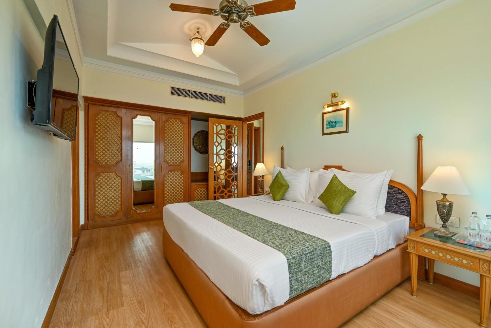 Hotel Fariyas , Colaba 4*