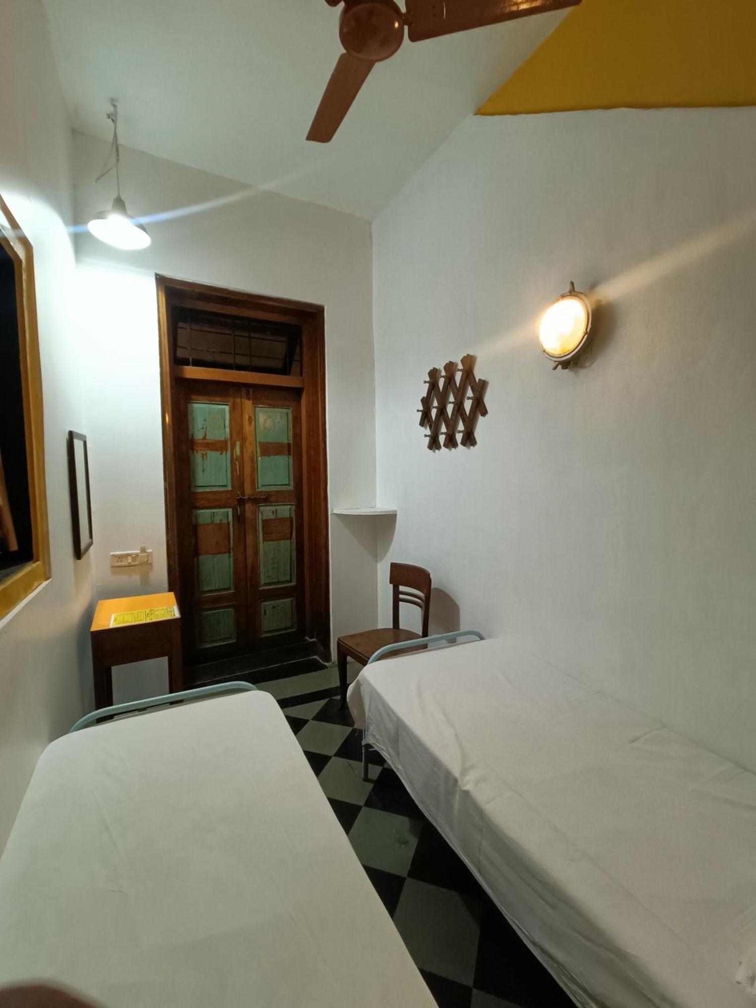Vasantashram Cst Mumbai, Free Wifi With 1940s Retro Vibe Hostel